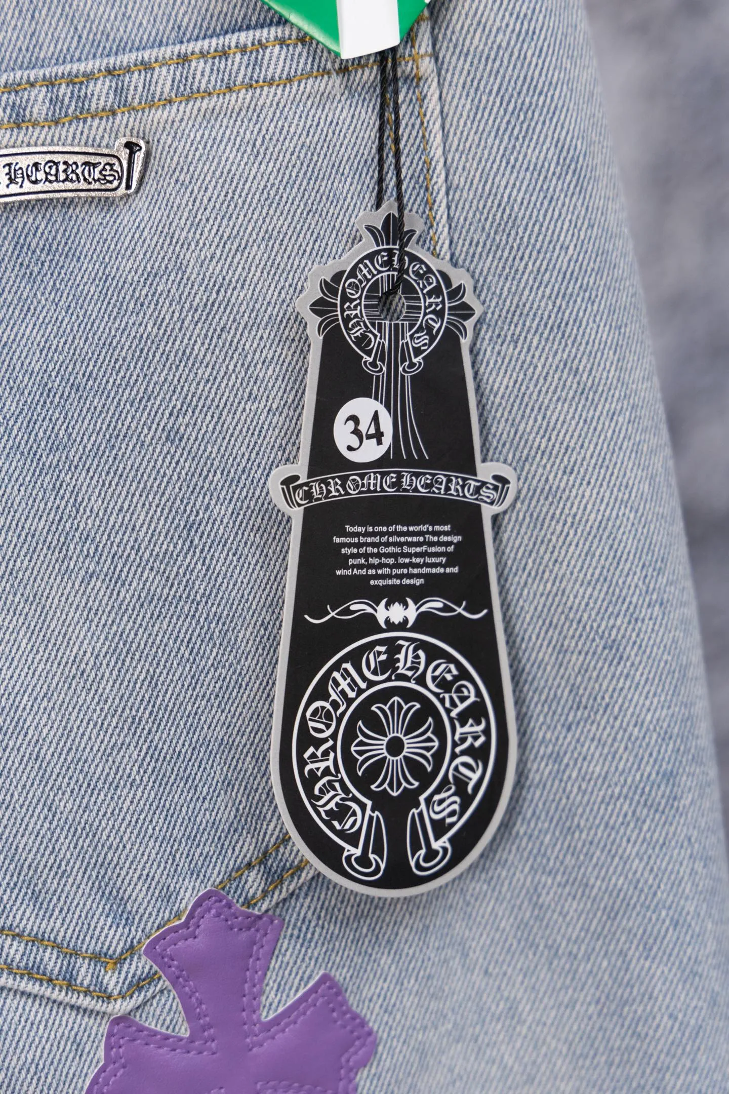 P250 Chromehearts CH limited street graffiti jeans, light blue washed denim, covered with crosses, stars, cartoon characters and other hand-painted graffiti, full of street feel. The counter price is 34W level, patchwork cross flower embellishment, washed jeans! ! An absolutely high-end luxury product, a 1.9W-level god-level single product, a super popular product, made by top heavy industry, a magic weapon that cannot be missed! [About Zangyin] This is an extremely luxurious fashion brand that can also be called the aristocracy of the high street. It has always been an exclusive brand for some hipsters or rich second generations. Compared with ordinary high streets, it is more luxurious and noble. Compared with luxury brands, it is more fashionable and individual. It has always been a brand that I have a special liking for. [Top heavy industry fashion design] Consistently high-street luxury style. Speaking of this style, the Zangyin family and GU family are definitely the leading representative brands. Especially the Zangyin family has really achieved a state-of-the-art effect in creating high-street style. The unique washed material is used to create this style. The color system is already quite eye-catching. After it is decorated with patchwork cross flowers, it cleverly highlights the charm of the brand. Secondly, this style uses classic The high-waist cutting design highlights the long legs and fashionable temperament of the upper body. The brand is highly recognizable and the slim fit configuration is more suitable for daily wear. It is a product that interprets personality, fashion, and specifications at a glance. This single product is enough to make any fan excited. It can be a white T-shirt for a youthful college style, or a tight suspender for a royal style. It has strong matching ability and can be easily controlled by men.  [Materials and craftsmanship] Needless to say, this point goes without saying. As an excellent craftsman brand, Zangyin’s requirements for details and craftsmanship are really perfect. The washed color of this model has gone through so many processes, not to mention the embellishment of denim appliques. It is also purely hand-made and sewn. Just like what they believe in, only hand-made things have soul and have the meaning of wear. A top-notch heavy-duty fashionable denim item, I look forward to your perfect interpretation! !  Color: blue Size: 28-36